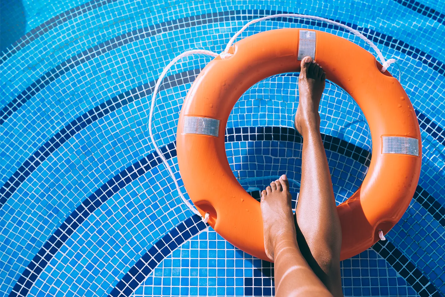 Seguridad para piscinas en Valencia con aro salvavidas junto al agua