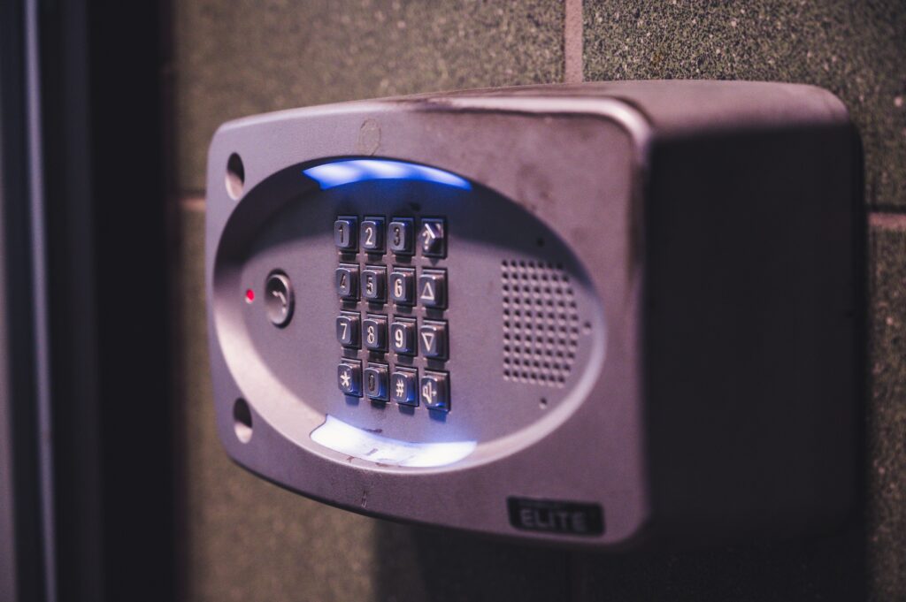 Teclado iluminado de un panel de alarma de seguridad doméstica instalado en la pared de una vivienda
